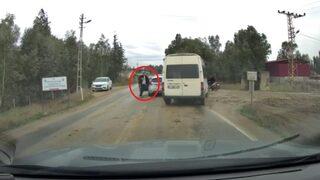 Trafikte önünü kesip silah çekti! Korku dolu anlar kamerada