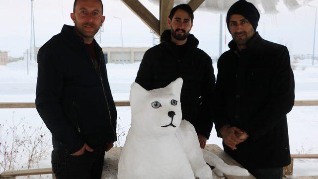 Van kedisi ama kardan! 3 arkadaş kar yağışını eğlenceye dönüştürerek yaptı: Yarım günümüzü aldı