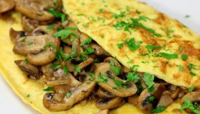 Sofranıza renk katacak: Mantarlı omlet tarifi