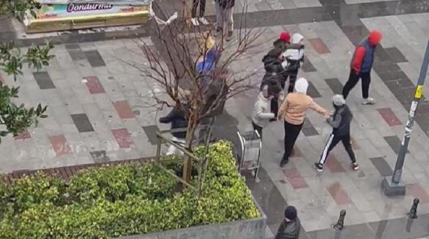 Yaşları 10 ile 15 arasında değişiyor... Caddede yürüyen kadınla çocuğa saldırdılar!