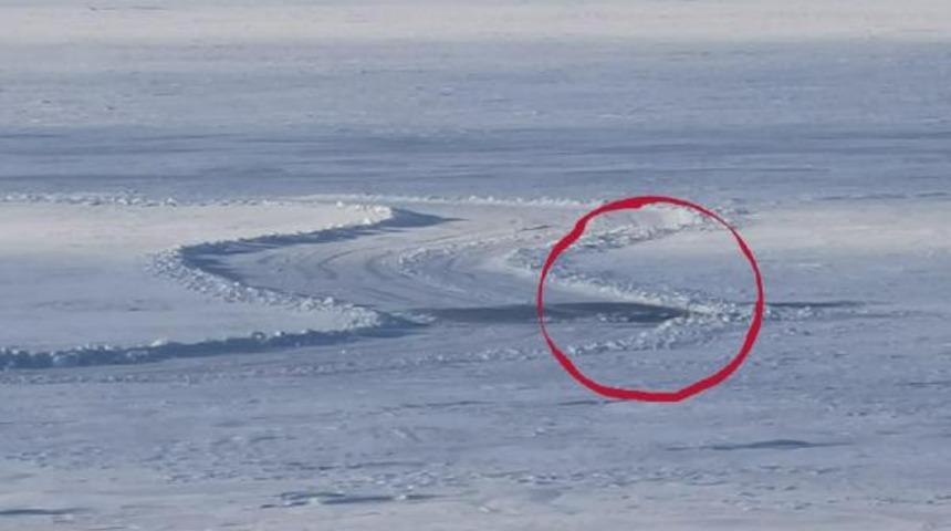 Çıldır Gölü'nde can pazarı! Buz kırılınca traktör suya gömüldü, sürücü son anda kurtuldu
