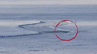 Çıldır Gölü'nde can pazarı! Buz kırılınca traktör suya gömüldü, sürücü son anda kurtuldu