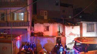 Fırtınada evin çatısı üzerine çöktü! Komşuları son anda kurtardu