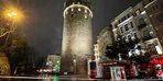 İstanbul'da fırtına Galata Kulesi'ni de vurdu! İtfaiye ekipleri bölgede güvenlik önlemi aldı