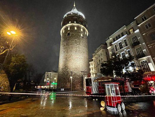 Şiddetli fırtına Galata Kulesi'ni de vurdu! Bölge güvenlik çemberine alındı