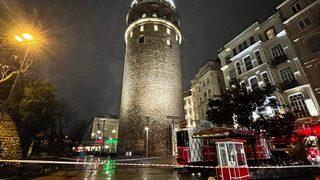 İstanbul'da fırtına Galata Kulesi'ni de vurdu! İtfaiye ekipleri bölgede güvenlik önlemi aldı