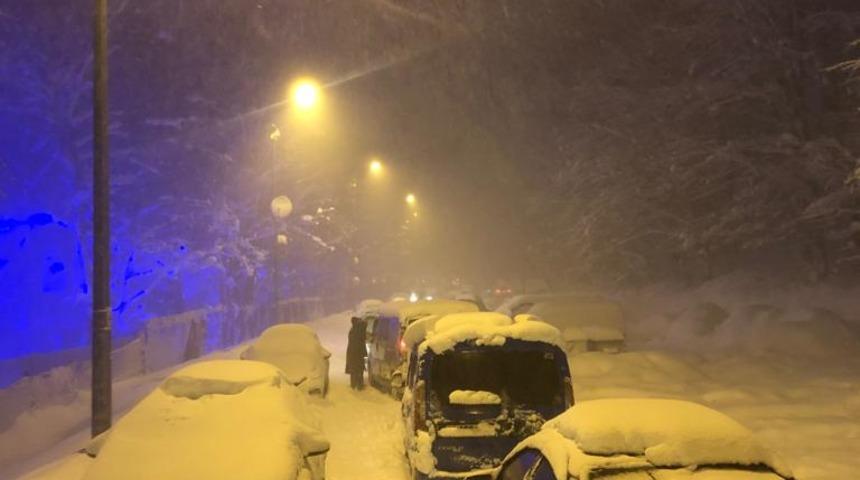Kocaeli'de karda yolda kalan araçlar kurtarıldı