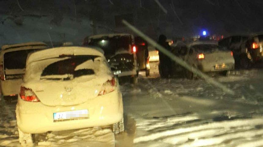 Isparta'da Davraz Kayak Merkezi yolunda 1000 araç mahsur kaldı! Sosyal medyadan yardım istediler, AFAD çalışma başlattı