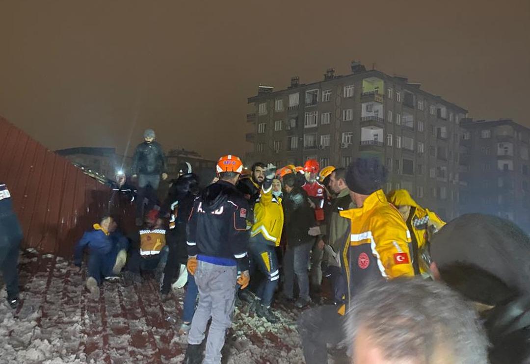 Kahramanmaraş&rsquo;ta meydana gelen deprem sonrası T&uuml;rk futbol kul&uuml;plerinden art arda paylaşımlar...