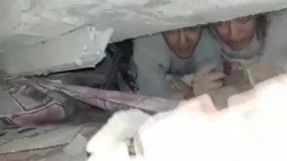 Depremde yıkılan binanın enkazının altında kaldı! O konuşma anbean kamerada: Arkada kardeşim var