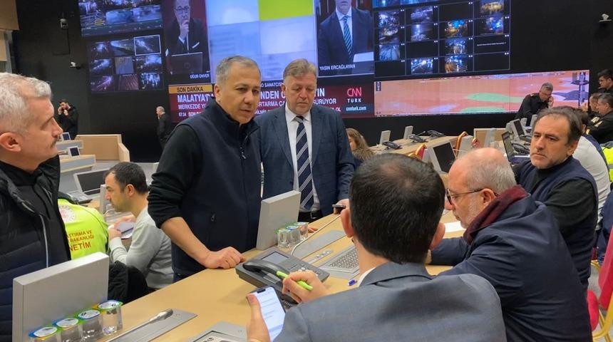 İstanbul'dan deprem b&ouml;lgesine arama kurtarma ekipleri ile yardım malzemeleri yola &ccedil;ıktı