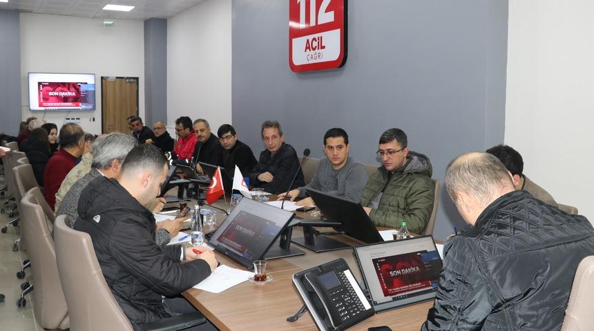 Elazığ'da depremde hasar gördüğü için boşaltılan bina çöktü