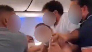 Ortalık bir anda karıştı! Engelli oğluna yer vermeyen yolcuyu tekme tokat dövdü... Diğer yolcular zorlukla ayırdı