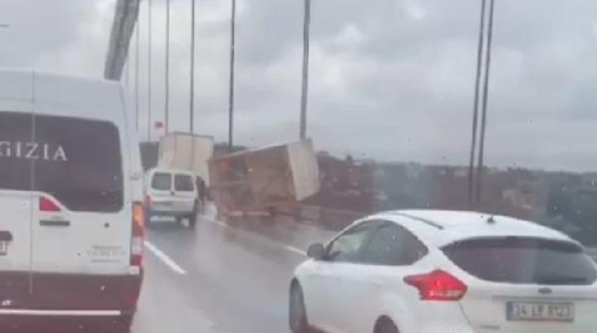 FSM'de korku dolu anlar! Şiddetli rüzgar nedeniyle römork yan yattı, trafik kilitlendi