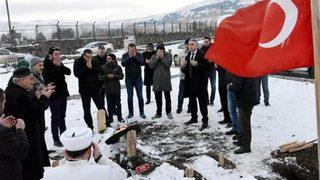 3 yaşındaki bebek annesinin sırtında donarak öldü
