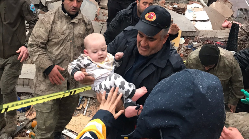Malatya'da enkazdan bir bebek kurtarıldı