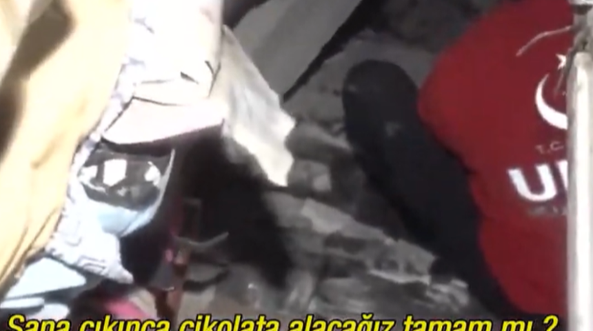 Adana'da enkaz altından küçük çocuk kurtarıldı! "Sana şimdi çikolata alacağız"