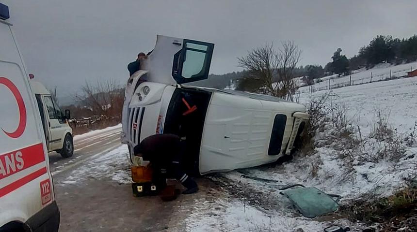 Kütahya'da devrilen işçi servisinde bulunan 15 kişi yaralandı