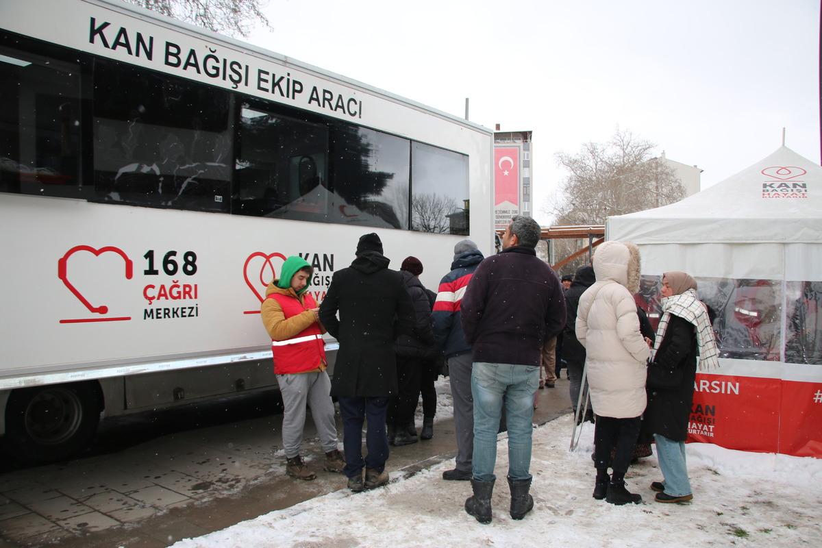 K&uuml;tahya&rsquo;da deprem b&ouml;lgesine kan bağışı