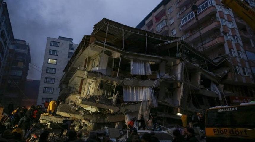 Depremde hayatını kaybeden vatandaşlar için ülke genelinde sela okundu! Camilerden dua sesleri yükseldi