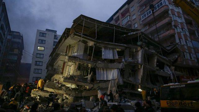 Depremde hayatını kaybeden vatandaşlar için ülke genelinde sela okundu! Camilerden dua sesleri yükseldi