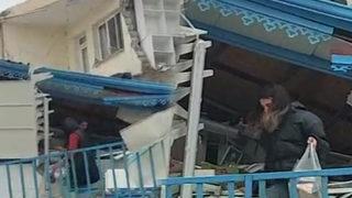 Depremin vurduğu Kahramanmaraş'ta yürekleri ağza getiren görüntü! Canlarını hiçe saydılar