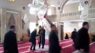 Aksaray’da deprem anı caminin güvenlik kamerasında! Tekbir getirerek dışarı çıktılar