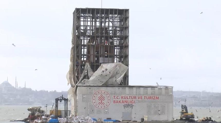İstanbul'daki şiddetli rüzgarda Kız Kulesi'nin brandası düştü! Kulenin iç kısmı gözüktü