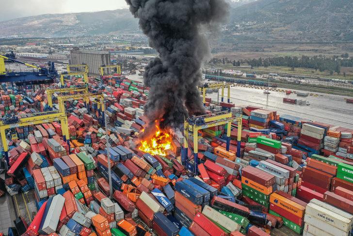 İskenderun Limanı'nda yangın! Depremde devrilen konteynerler alev aldı