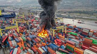 İskenderun Limanı'nda yangın! Depremde devrilen konteynerler alev aldı