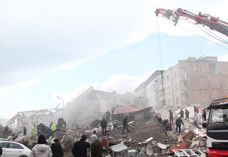10 ili etkileyen deprem sonrası Hatay Büyükşehir Belediye Başkanı Lütfü Savaş'tan korkutan sözler: 'Bütün binalarda hasar var, evlere girilme şansı yok'
