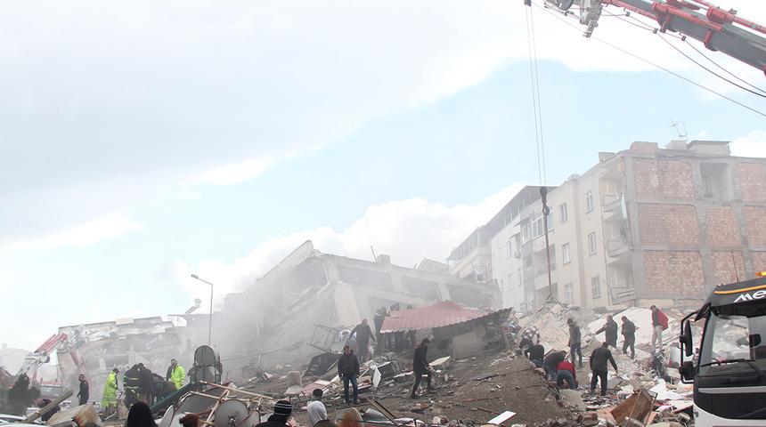 10 ili etkileyen deprem sonrası Hatay Büyükşehir Belediye Başkanı Lütfü Savaş'tan korkutan sözler: 'Bütün binalarda hasar var, evlere girilme şansı yok'