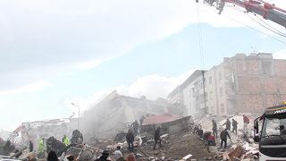 10 ili etkileyen deprem sonrası Hatay Büyükşehir Belediye Başkanı Lütfü Savaş'tan korkutan sözler: 'Bütün binalarda hasar var, evlere girilme şansı yok'