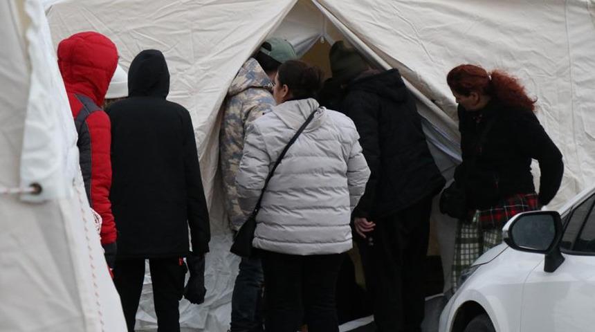 Osmaniye'de depremzedeler &ccedil;adırlara yerleşmeye başladı