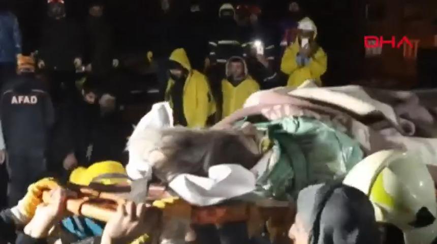 Depremde göçük altında kalmıştı! 17 saat sonra mucize kurtuluş