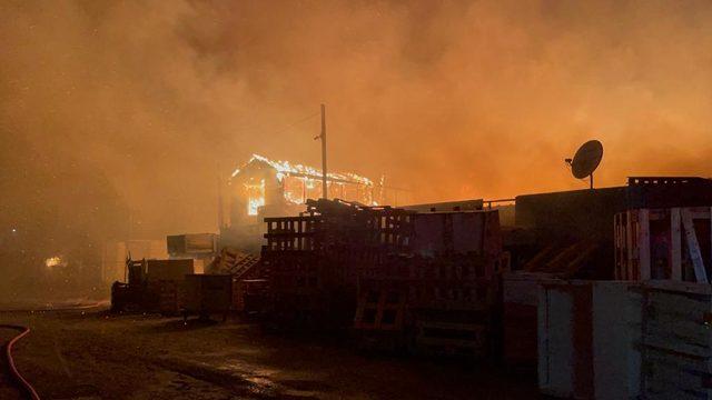 Tekirdağ'da tahta palet fabrikasında çıkan yangın söndürüldü