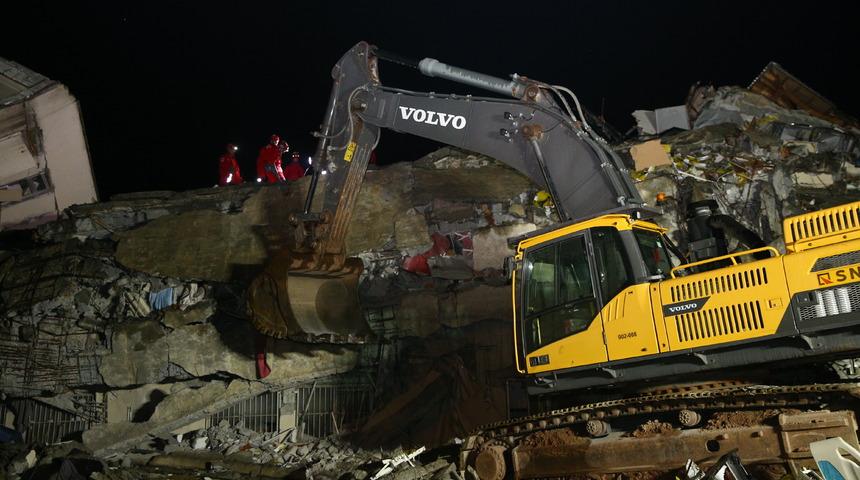 İskenderun Devlet Hastanesinin ek binasında arama kurtarma çalışmaları sürüyor