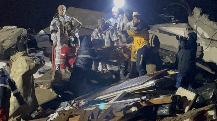 Adıyaman'da yıkılan binanın enkazından yaklaşık 21 saat sonra 1 çocuk kurtarıldı