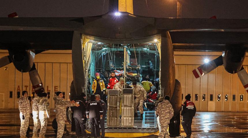 Depremde yaralanan vatandaşları taşıyan askeri u&ccedil;ak Atat&uuml;rk Havalimanı'na indi