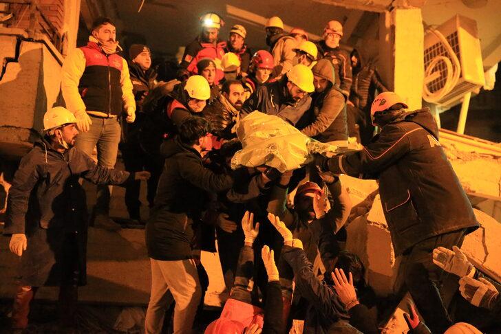 Diyarbakır'da yıkılan binanın enkazından 21 saat sonra 1 kadın kurtarıldı