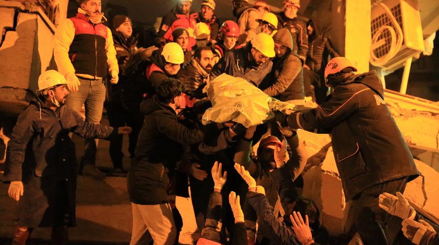 Diyarbakır'da yıkılan binanın enkazından 21 saat sonra 1 kadın kurtarıldı