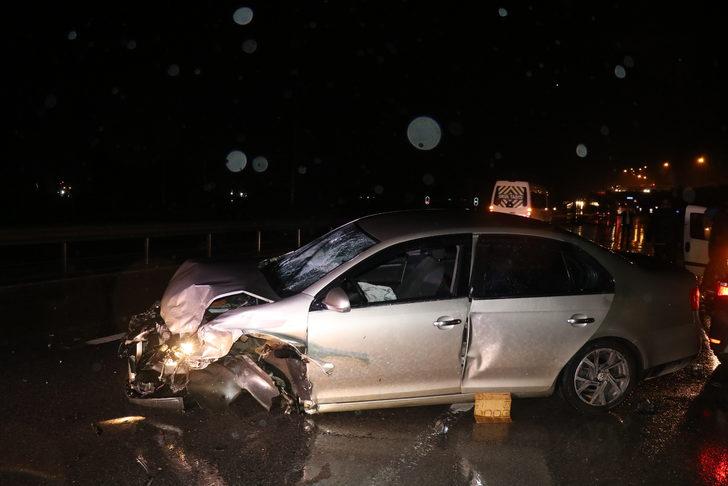 Kocaeli'de bir kişi gasbettiği araçla 2 polis otosuna çarptı: 2'si polis 3 yaralı