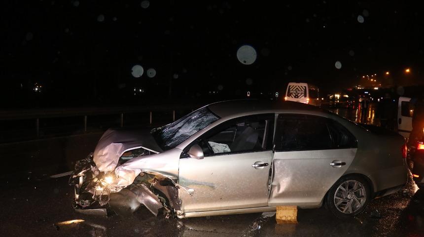 Kocaeli'de bir kişi gasbettiği araçla 2 polis otosuna çarptı: 2'si polis 3 yaralı