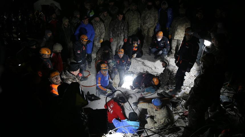 Şanlıurfa'da yıkılan binanın enkazından 22 saat sonra bir kadın kurtarıldı