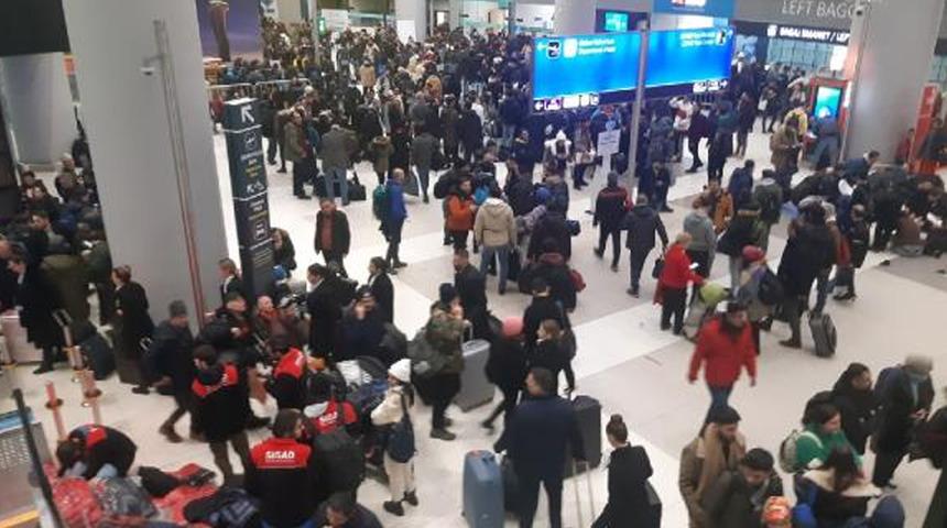 Binlerce yardım gönüllüsü İstanbul Havalimanı'na akın etti! Deprem bölgelerine gidecekler