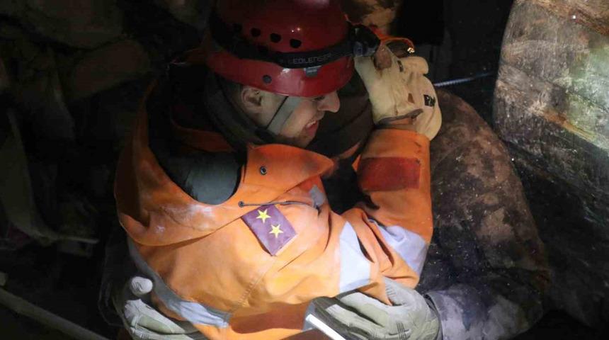 Sevinç ve gözyaşı bir arada! 24 saat sonra kurtarıldı ama eşi ve çocuğunu kaybetti