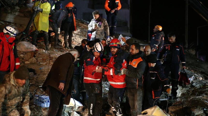 Osmaniye'de depremde yıkılan bir binanın enkazından 26 saat sonra bir kişi kurtarıldı