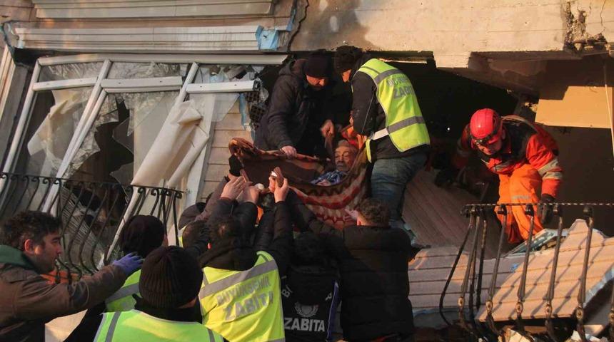 Hatay’dan bir güzel haber daha: 28 saat sonra 2 kişi daha enkazdan sağ olarak kurtarıldı