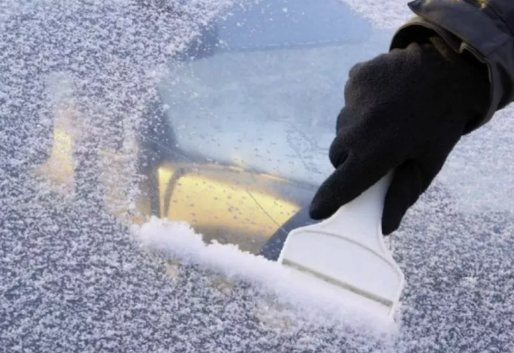 Buz tutmuş araba camını saniyeler içerisinde çözüyor! Buzlu camları anında temizleyen yöntem