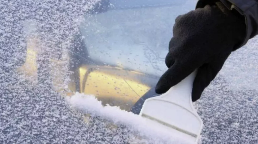 Buz tutmuş araba camını saniyeler i&ccedil;erisinde &ccedil;&ouml;z&uuml;yor! Buzlu camları anında temizleyen y&ouml;ntem